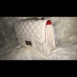 Shop our “Mini London” handbag ❤️